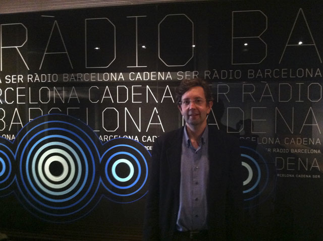 Antoni Biada en los estudios de la Cadena SER