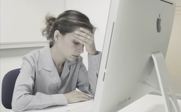 Chica triste frene a un monitor de ordenador